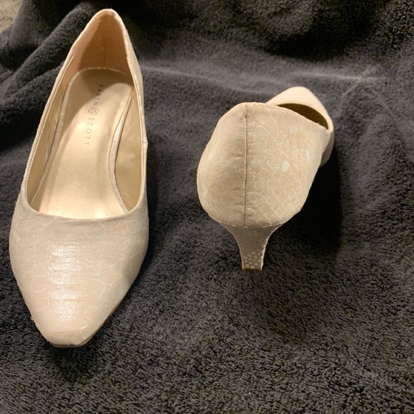 Karen Scott pumps cream snakeskin (size 9.5) 3” heel - Picture 4 of 6